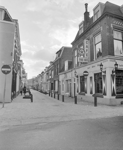 882150 Gezicht in de Willemstraat in Wijk C te Utrecht, vanaf de Waterstraat, met rechts café Dikke Dries (Waterstraat 32).